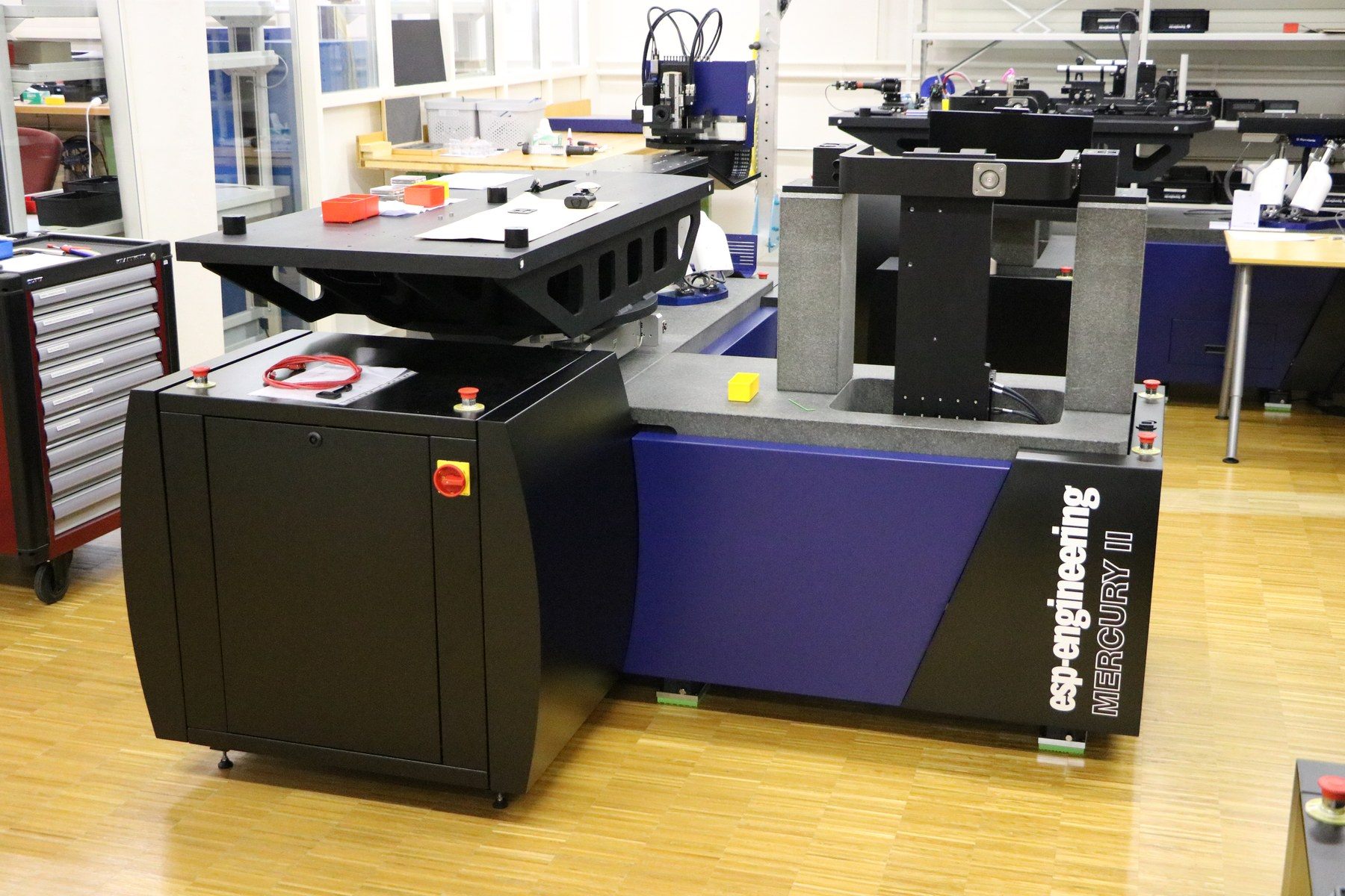 Sondermaschine von esp engineering auf Granitbasis in der Montagehalle